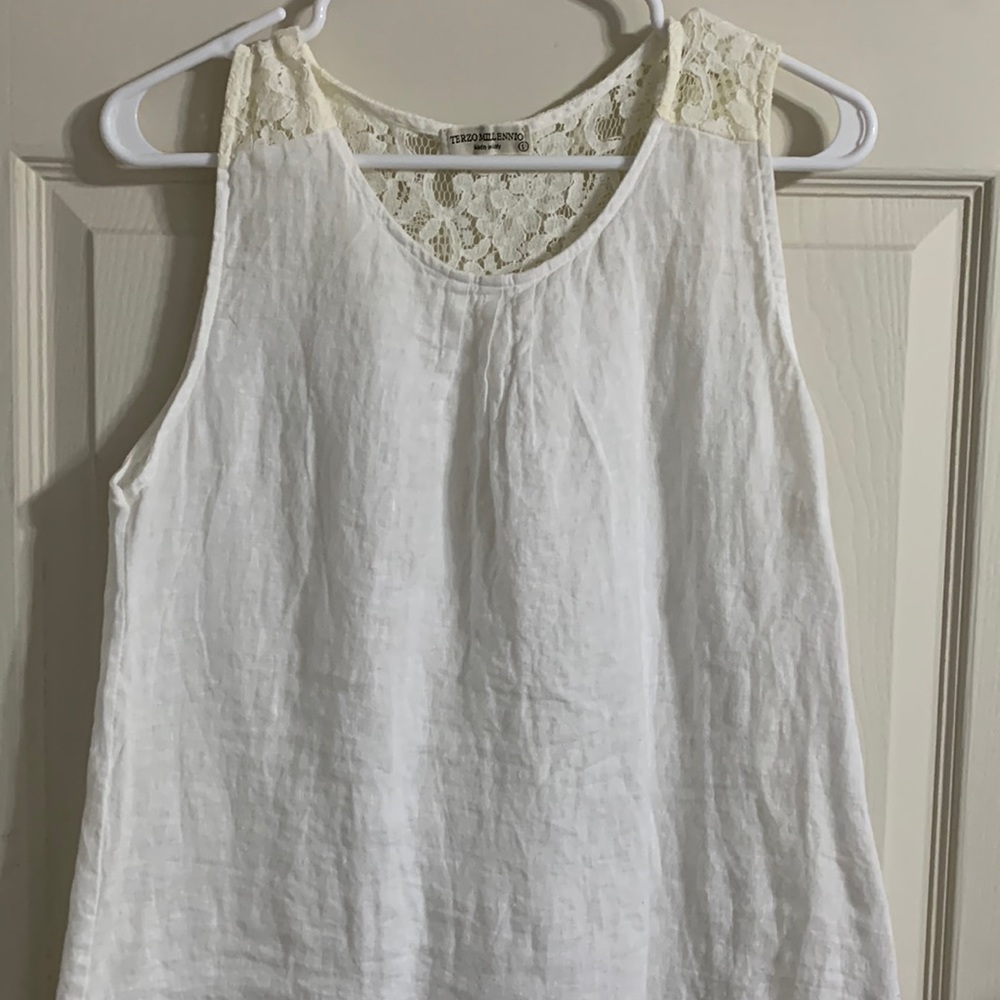 Lightweight sleeveless top